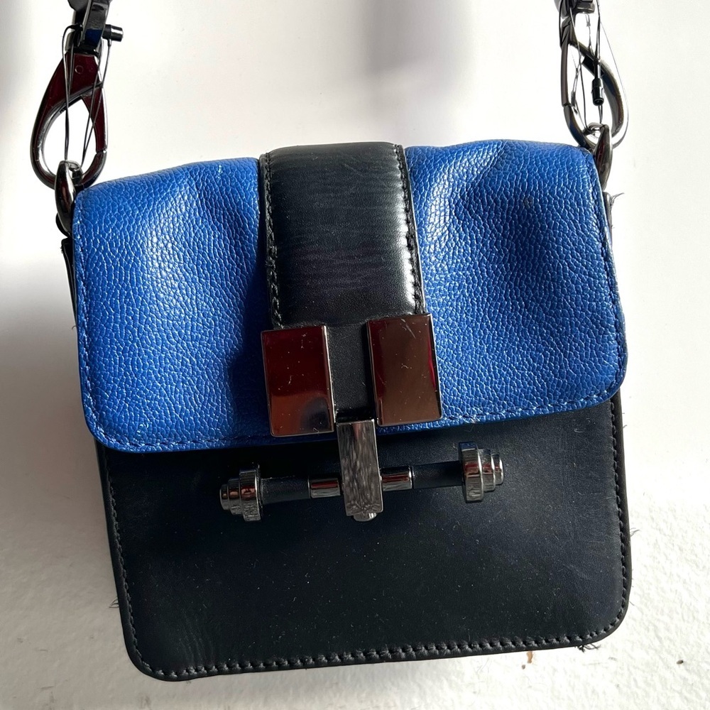 Kenneth Cole Black and Blue Leather Crossbody Bag B2-26